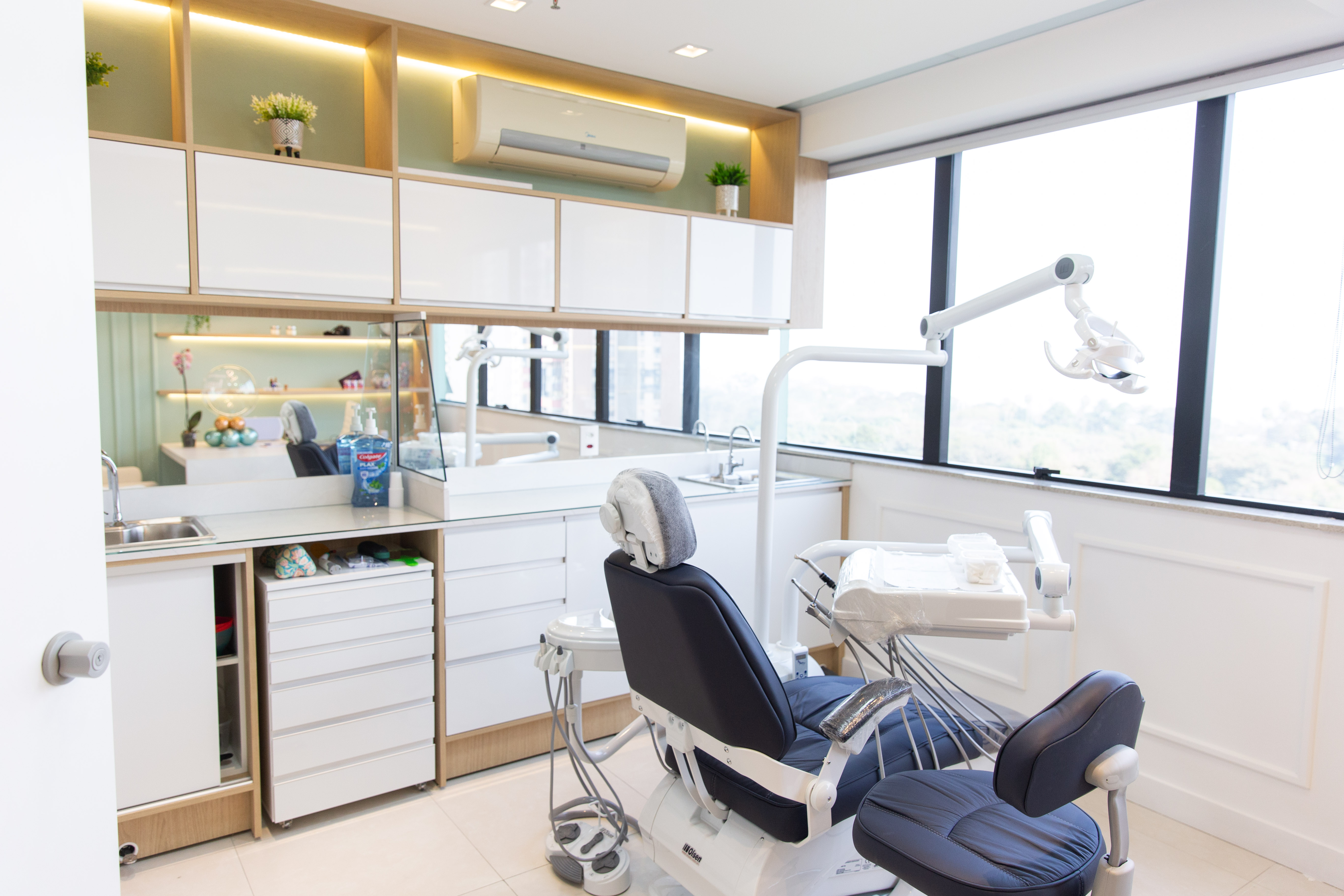 Sala de atendimento da Lupa Odontologia, cadeira moderna com vista para Porto Alegre